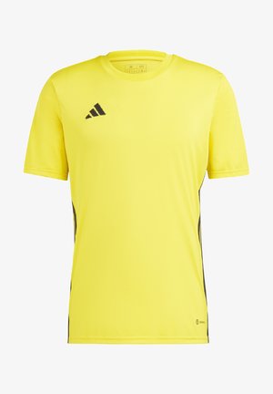 Camiseta deportiva amarilla fabricada con tejido ligero. Presenta el logo negro de Adidas, mangas cortas y textura de malla en las mangas y los lados.