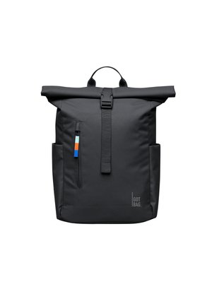 Musta rullattava reppu, jossa etuakselisuljenta, pystysuora vetoketjutasku sinisin ja oranssein vetimillä, sivutaskut ja "GOT BAG." -logo.