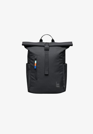 Zaino nero con chiusura a rotolo, fibbia frontale, tasca verticale con zip con tiranti blu e arancioni, tasche laterali e logo "GOT BAG.".