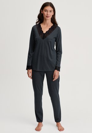 Schwarzes Pyjama-Set mit weißen Punkten, das langärmelig ist, einen V-Ausschnitt mit Spitzenbesatz hat und mit passender Hose mit elastischen Bündchen und lockerer Passform geliefert wird.