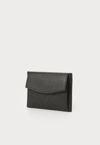 Portafoglio nero realizzato in materiale sintetico texturizzato, con una patta a pieghe e una forma rettangolare con angoli arrotondati.