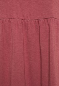 Tissu texturé bordeaux avec des détails froncés à la taille, présentant une apparence douce et légèrement chinée. Lisse et léger.