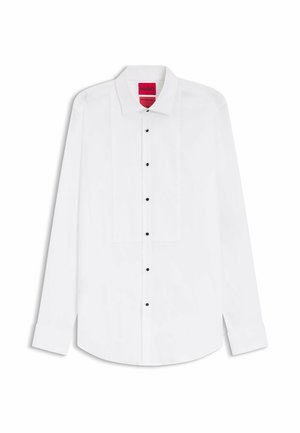 Wit smokingoverhemd met lange mouwen, geplooide voorkant, zwarte knopen en puntige kraag, met het label Hugo Performance aan de binnenkant van de kraag.