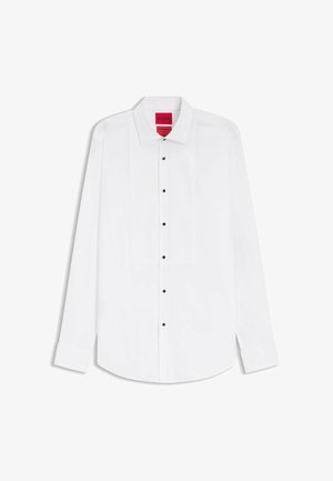 Wit smokingoverhemd met lange mouwen, geplooide voorkant, zwarte knopen en puntige kraag, met het label Hugo Performance aan de binnenkant van de kraag.