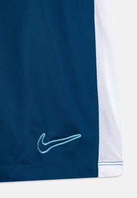 Nike Performance ACADEMY SHORT UNISEX - Pantalón corto de deporte - court blue/white/aquarius blue