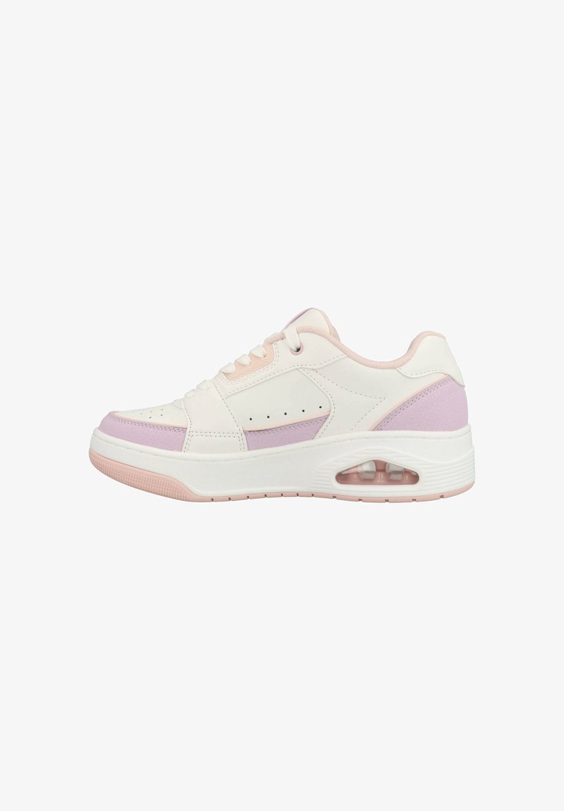 Witte en roze sneaker van leer en mesh materiaal, met een laag uitgesneden ontwerp, ronde neus, vetersluiting en zichtbare luchtkussen in de zool.