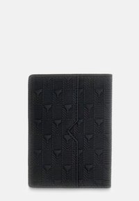 Schwarze rechteckige Geldbörse mit strukturiertem Chevron- und quadratischem Präge-Muster auf der Oberfläche, geschlossen auf einem weißen Hintergrund präsentiert.