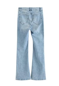 Lyseblå denim jeans med vide ben og talje i mellemhøjde, der har to baglommer og en glat, let falmet tekstur.
