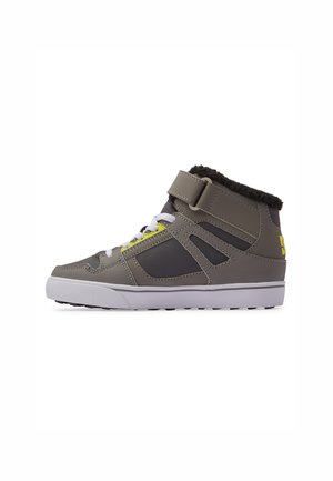 High-top schoen gemaakt van grijs synthetisch materiaal, met een zwarte vachtkraag, witte zool, gele en grijze accenten en een klittenbandsluiting.