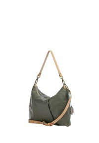 Borsa in pelle verde con un design morbido e sformato. Presenta una tracolla color beige chiaro e accenti in metallo. Chiusura con zip.