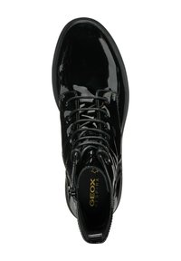 Bottine en cuir verni noir avec un bout arrondi, un design à lacets et des accents texturés. Présente des coutures visibles et un logo sur la semelle intérieure.