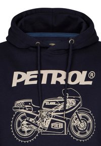 Námornícka mikina s kapucňou na stiahnutie, so sprievodným bielym grafickým potlačou motocykla a textom "PETROL" v tučných písmenách.