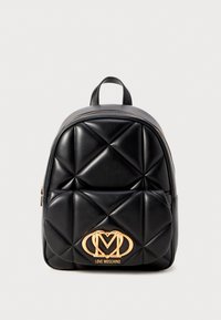 Svart quilted ryggsekk laget av syntetisk materiale, med et gullfarget logoakcent foran og en rund form med et håndtak på toppen.