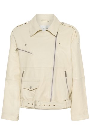Μπουφάν μοτοσικλετιστή από δέρμα σε κρεμ χρώμα με ασύμμετρο φερμουάρ μπροστά, πολλαπλές τσέπες με φερμουάρ, λεπτομέρειες με κουμπιά και ζώνη στη μέση.