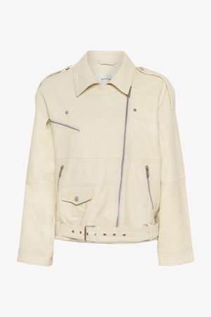 Μπουφάν μοτοσικλετιστή από δέρμα σε κρεμ χρώμα με ασύμμετρο φερμουάρ μπροστά, πολλαπλές τσέπες με φερμουάρ, λεπτομέρειες με κουμπιά και ζώνη στη μέση.