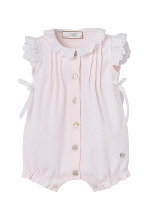 Combinaison sans manches pour bébé de couleur rose clair avec col et manches à volants en dentelle, boutons à l'avant, nœuds sur les côtés et ourlets élastiqués aux jambes.