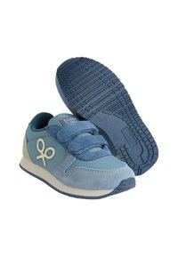 Zapatillas deportivas azules con una combinación de materiales de ante y malla. Cuentan con correas de Velcro, una suela de goma y un logo en crema claro.