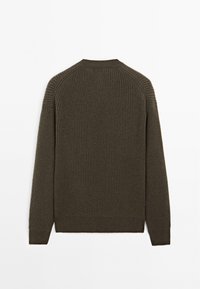 Olivgrüner Strickpullover mit gerippter Textur, langen Ärmeln, einem runden Ausschnitt und seitlichen Schlitzen am Saum.