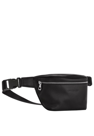 Schwarze Leder Hüfttasche mit glatter Textur, Reißverschlusstasche, verstellbarem Tragegurt und eingeprägtem Logo auf der Vorderseite.