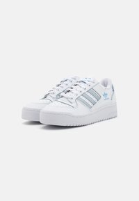 adidas Originals FORUM BOLD STRIPES - Sporta apavi - foottwear white/halo blue/light blue