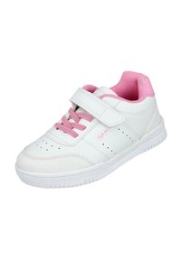 Zapatilla blanca con acentos rosas, que cuenta con una correa de velcro, superficie texturizada, perforaciones para transpirabilidad y una suela de goma.