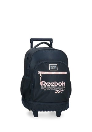 Mochila con ruedas negra de Reebok con asa retráctil, bolsillo delantero con cremallera rosa, bolsillos laterales de malla y doble logo de Reebok en rosa en la parte delantera.