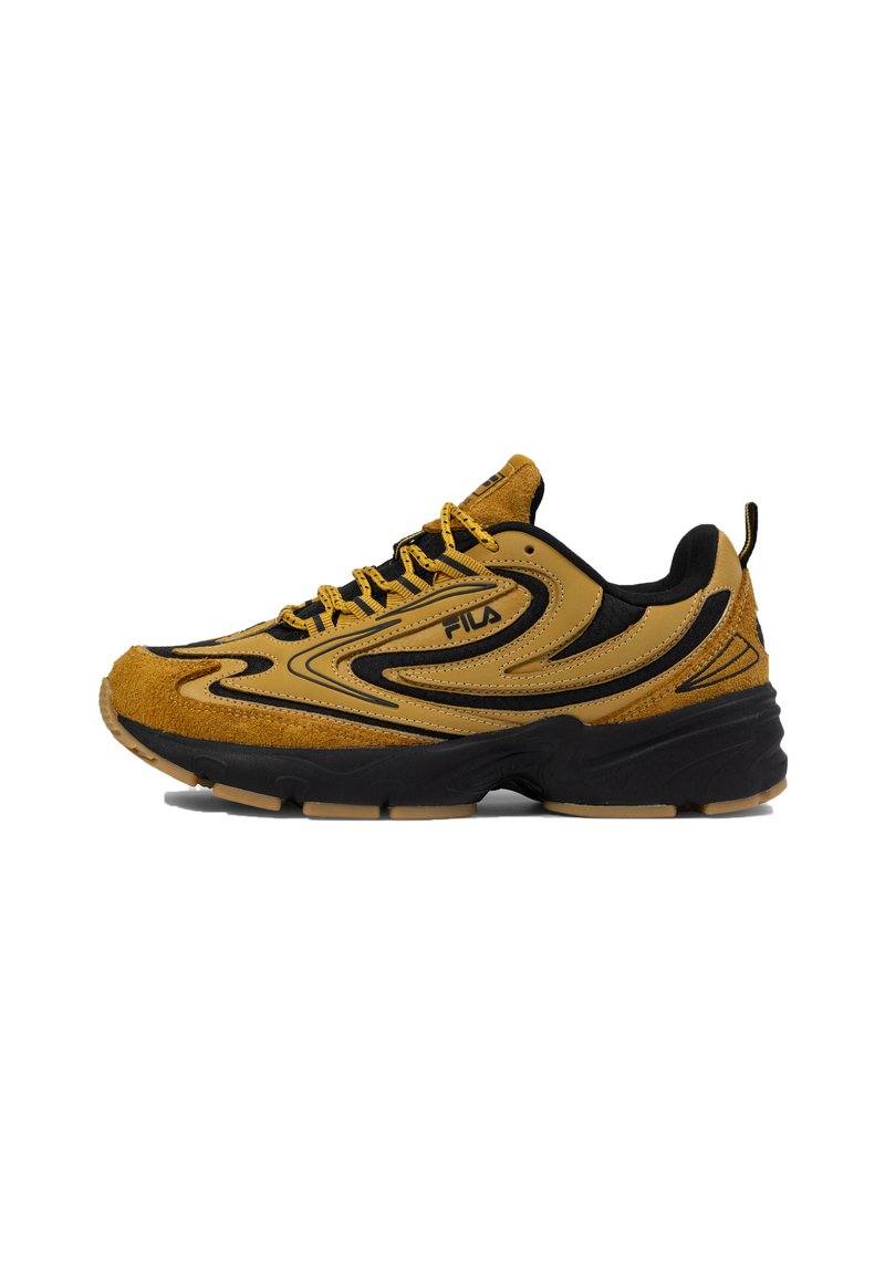Sneakers Fila in suede marrone con dettagli neri, dotati di una suola in gomma spessa, pattern testurizzati e lacci gialli. Design sportivo.