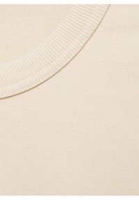 Zbliżenie kremowej dzianiny z prążkowanym kołnierzem o zaokrąglonym dekolcie i drobną, gładką fakturą.