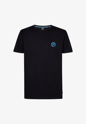 Fekete pamut póló rövid ujjal, kerek nyakkivágással, a mellkasán egy kis kék kör alakú logóval és kontrasztos kék nyakkal.