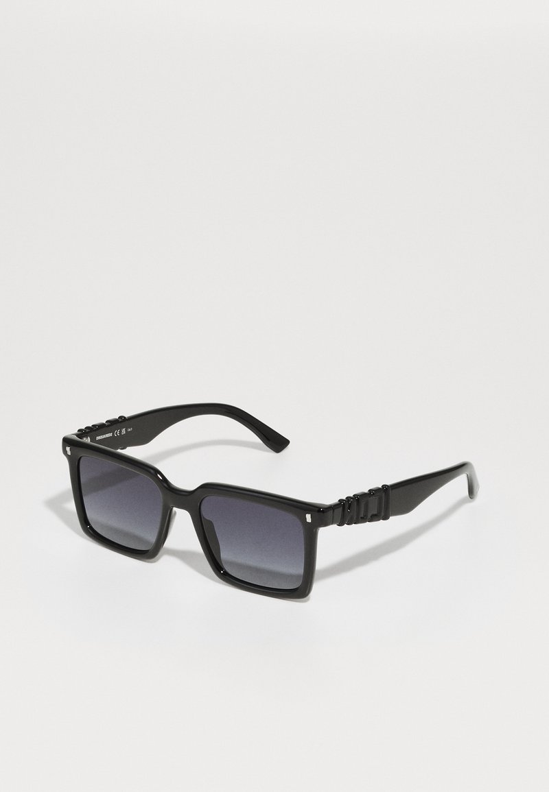 Ochelari de soare negri cu o formă pătrată îndrăzneață, lentile cu gradient și accente texturate negre la bradă. Construiți din plastic cu o finisare lucioasă.