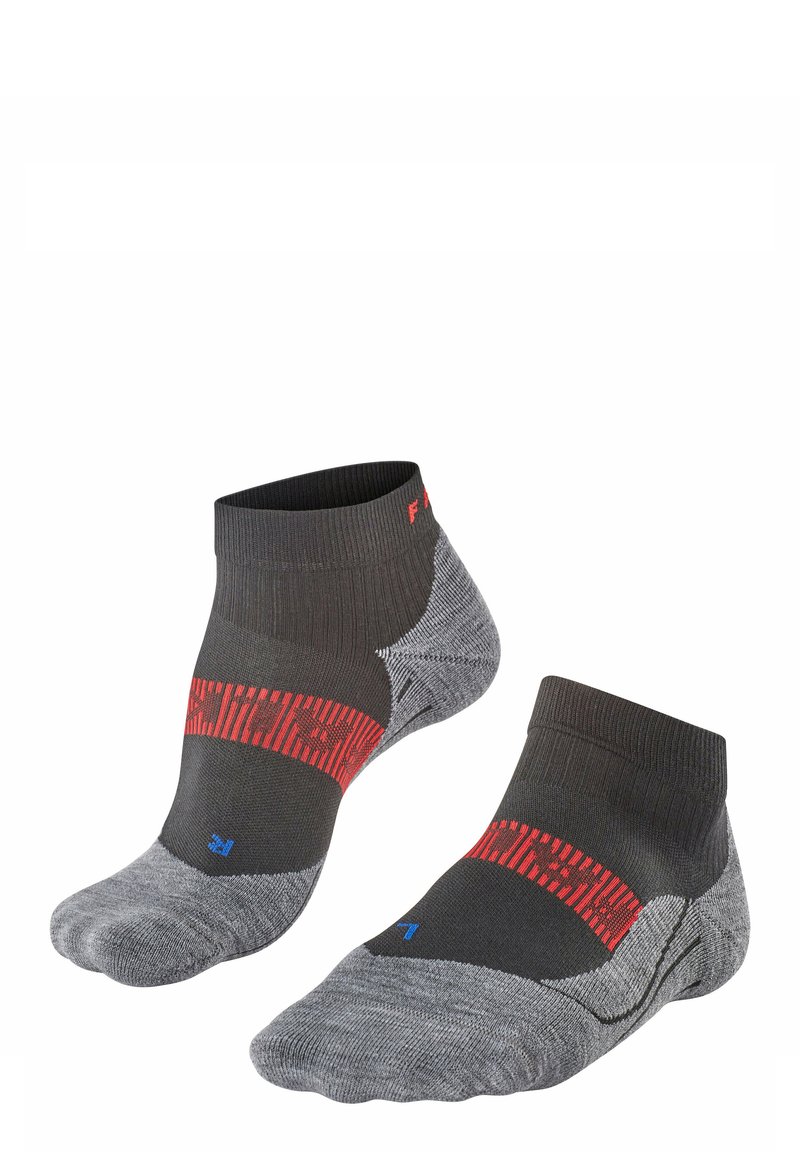 Sportsocken mit grauem Grundton, roten und blauen Akzenten, geripptem Textur, Knöchellänge, verstärkter Zehenpartie und gepolstertem Fersenbereich.