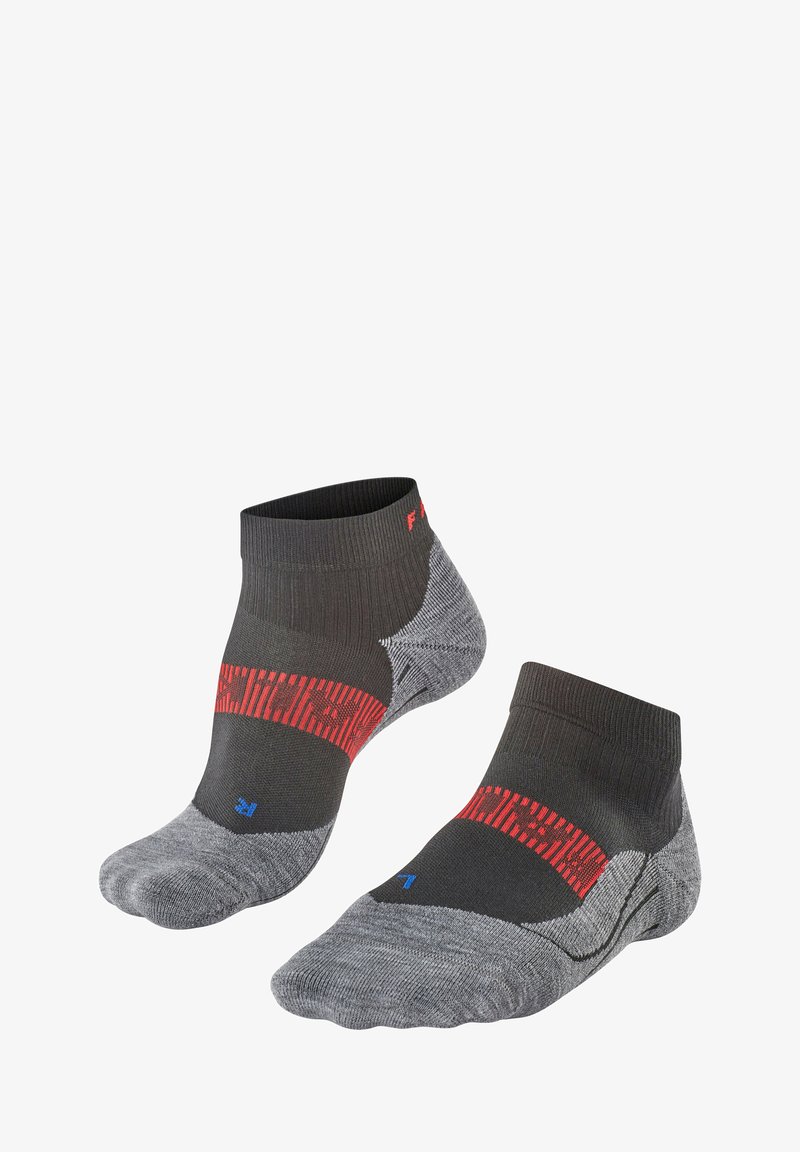 Calze sportive con una base grigia e accenti rossi e blu, texture a coste, lunghezza alla caviglia, punta rinforzata e tallone imbottito.