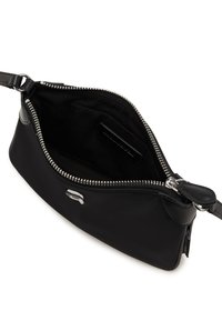 Borsa a pochette nera in pelle con chiusura a zip, caratterizzata da una superficie liscia e hardware in argento. L'interno è rivestito in tessuto nero e presenta una tasca.