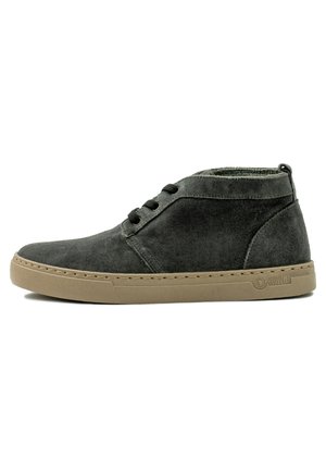 Bocanci din suede gri, la gleznă, cu talpă din cauciuc, având un design cu decupaj jos, șireturi negre și detalii de cusătură pe margini.
