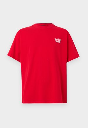 Maglietta rossa a maniche corte con scollo a girocollo e logo bianco "Red Bull Racing" sul petto a sinistra.