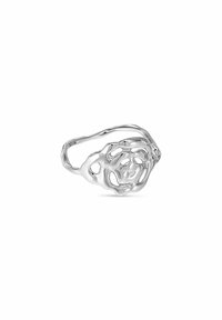 Anello in argento con un intricato design floreale traforato, caratterizzato da curve morbide e una finitura lucida, che conferisce un aspetto delicato.