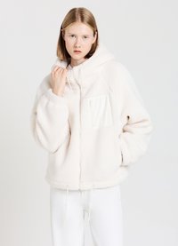 Felpa bianca con zip e tasca a canguro, caratterizzata da una tasca frontale effetto seta, cappuccio con cordino e polsini elasticizzati.