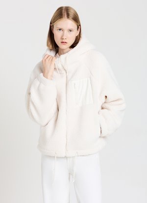 Weiße Fleece-Zip-Up-Softshelljacke mit Kängurutasche, ausgestattet mit einer glatten Vordertasche, Kapuze mit Kordelzug und elastischen Bündchen.