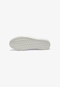 Semelle de chaussure en caoutchouc blanc présentant un motif en losange texturé, des bords arrondis et une finition lisse. Aucun logo ni marquage visible.
