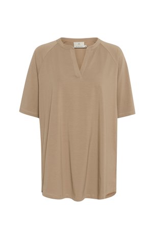 Beige kort mouwtop met een V-hals en raglanmouwen, gemaakt van lichtgewicht stof, met een relaxte pasvorm en zijsplitten aan de zoom.