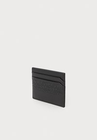 Cardholder din piele neagră, cu detalii texturate ale logo-ului, având multiple sloturi pentru carduri și o formă rectangulară elegantă. Suprafață netedă, design minimalist.