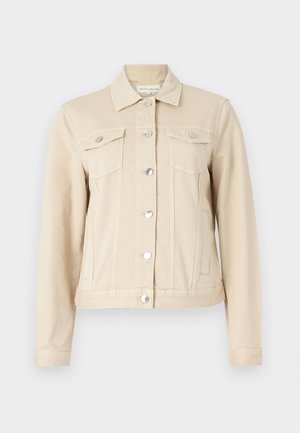 Veste en denim beige avec un col, boutons-pression argentés, deux poches poitrine et une coupe ajustée. Texture lisse et silhouette décontractée.