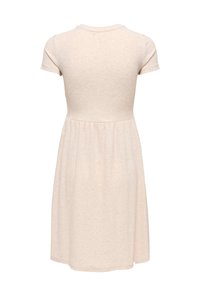 Béžové šaty s krátkými rukávy, délka ke kolenům, s přiléhavým živůtkem a nařaseným pasem, zobrazené zezadu na bílém pozadí.