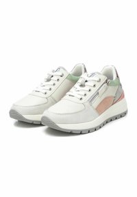 Zapatillas con una parte superior de ante y sintético en blanco, con acentos verdes y rosas, diseño de cordones, detalles reflectantes y una suela de goma gruesa.