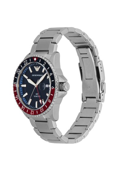 Rozsdamentes acél óra kék számlappal, piros és fekete kerettel, ezüst órijelzőkkel és fém karkötővel, amely GMT funkcióval és dátumkijelzővel rendelkezik.