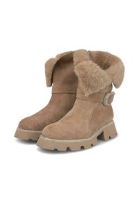 Botas de tobillo de ante marrón con un puño de piel sintética, correa decorativa con hebilla y suela gruesa texturizada. Decoradas con una banda plateada en la base.