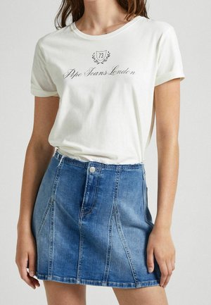 Witte katoenen T-shirt met opgerolde mouwen, met een donkergrijs gedrukt logo. Denim rok in lichtblauw, met een knoopsluiting en voorste naden.