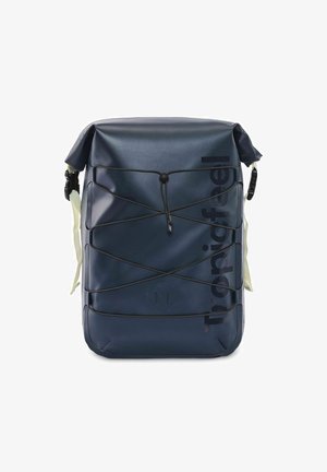Blauwe waterdichte rugzak met een opgerolde sluiting, textuur oppervlakte, elastische bungee-details en verstellbare banden voor draaggemak.