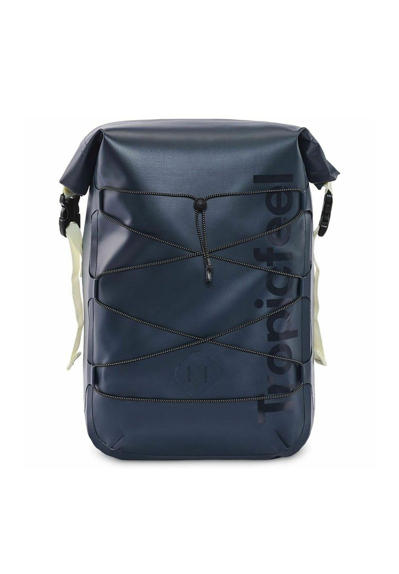 Sac à dos imperméable bleu avec fermeture enroulable, surface texturée, détails élastiques en bungee et bretelles réglables pour le transport.