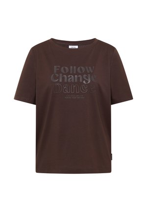 Donkerbruin T-shirt met korte mouwen en ronde hals, met de tekst "Follow Change Dance" en "Live your own life pursue your own way" aan de voorkant.